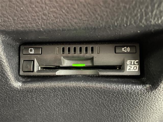 シエンタ ハイブリッドＧ　クエロ　トヨタセーフティセンスＣ　クリアランスソナ純正９インチナビ　フルセグＴＶ／ＢＴ／ＣＤ／ＤＶＤ／ＡＭ／ＦＭ／ＳＤ　全方位カメラ　両側パワースライドドア　ＬＥＤオートライト　ハーフレザー　ＥＴＣ　ドラレコ（4枚目）