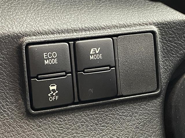 シエンタ ハイブリッドＧ　クエロ　トヨタセーフティセンスＣ　クリアランスソナ純正９インチナビ　フルセグＴＶ／ＢＴ／ＣＤ／ＤＶＤ／ＡＭ／ＦＭ／ＳＤ　全方位カメラ　両側パワースライドドア　ＬＥＤオートライト　ハーフレザー　ＥＴＣ　ドラレコ（7枚目）