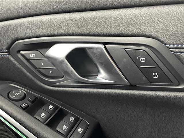 ３シリーズ ３１８ｉ　Ｍスポーツ　ドライビング・アシスト・プロフェッショナル　ｈａｒｍａｎ／ｋａｒｄｏｎ　サラウンド・サウンド・システム　純正１４．９ナビ　ＢＴ／Ａｐｐｌｅ　Ｃａｒｐｌａｙ／ＦＭ／ＡＭ　コーナリング・ライト（5枚目）