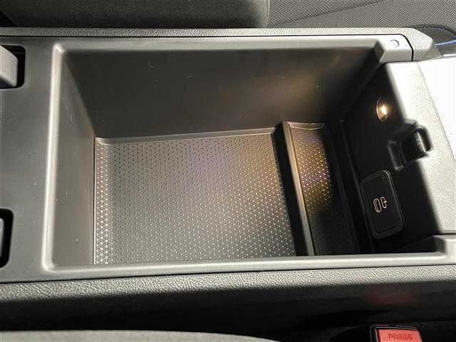 ３シリーズ ３１８ｉ　Ｍスポーツ　ドライビング・アシスト・プロフェッショナル　ｈａｒｍａｎ／ｋａｒｄｏｎ　サラウンド・サウンド・システム　純正１４．９ナビ　ＢＴ／Ａｐｐｌｅ　Ｃａｒｐｌａｙ／ＦＭ／ＡＭ　コーナリング・ライト（35枚目）