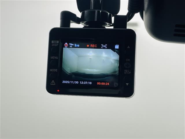 ヤリスクロス ハイブリッドＧ　ワンオーナー　純正ディスプレイオーディオ　バックカメラ　ビルトインＥＴＣ　レーダークルーズコントロール　社外前後ドライブレコーダー　ＡＣ１００Ｖコンセント　電動パーキングブレーキ　純正ホイール（3枚目）