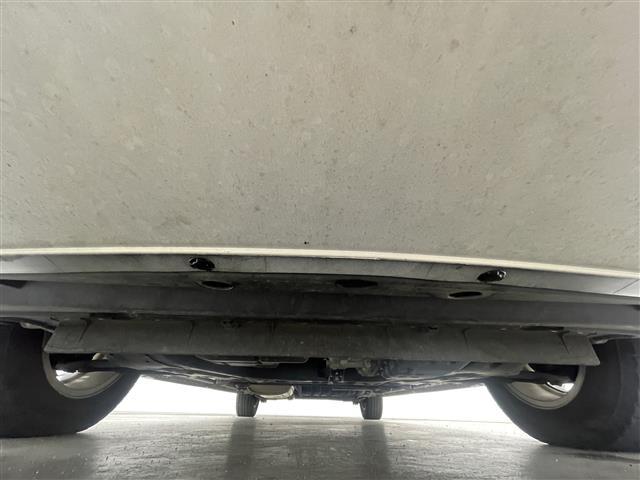 セレナ ハイウェイスター S-ハイブリッド Vセレクション 禁煙車 純正8インチナビ フリップダウンモニター ETC 両側パワースライドドア バックカメラ 15インチアルミホイール 純正フロアマット フルセグTV Bluetooth アイドリングストップ CD(42枚目)