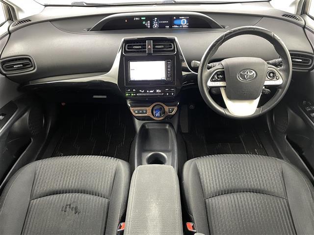 プリウス Ｓ　衝突軽減ブレーキ　車線逸脱警報装置　レーダークルーズコントロール　オートハイビーム　純正ナビ　Ｂｌｕｅｔｏｏｔｈ　ＴＶ　バックカメラ　ＥＴＣ　前後ドライブレコーダー　プッシュスタート　スペアキー（2枚目）