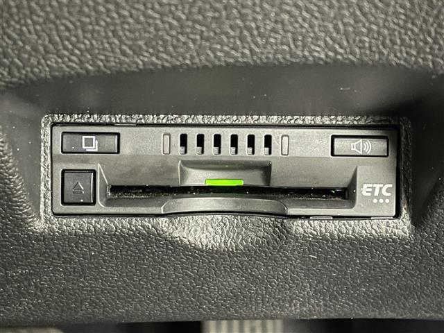 プリウス Ｓ　衝突軽減ブレーキ　車線逸脱警報装置　レーダークルーズコントロール　オートハイビーム　純正ナビ　Ｂｌｕｅｔｏｏｔｈ　ＴＶ　バックカメラ　ＥＴＣ　前後ドライブレコーダー　プッシュスタート　スペアキー（8枚目）