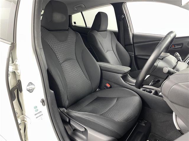 プリウス Ｓ　衝突軽減ブレーキ　車線逸脱警報装置　レーダークルーズコントロール　オートハイビーム　純正ナビ　Ｂｌｕｅｔｏｏｔｈ　ＴＶ　バックカメラ　ＥＴＣ　前後ドライブレコーダー　プッシュスタート　スペアキー（10枚目）