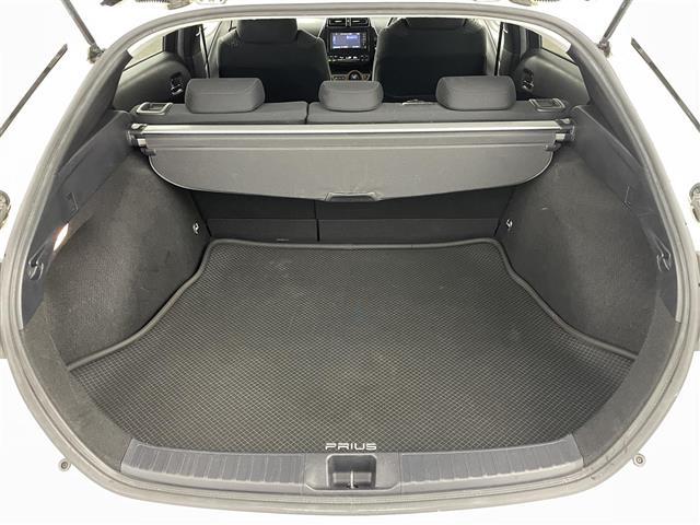プリウス Ｓ　衝突軽減ブレーキ　車線逸脱警報装置　レーダークルーズコントロール　オートハイビーム　純正ナビ　Ｂｌｕｅｔｏｏｔｈ　ＴＶ　バックカメラ　ＥＴＣ　前後ドライブレコーダー　プッシュスタート　スペアキー（13枚目）
