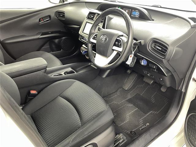 プリウス Ｓ　衝突軽減ブレーキ　車線逸脱警報装置　レーダークルーズコントロール　オートハイビーム　純正ナビ　Ｂｌｕｅｔｏｏｔｈ　ＴＶ　バックカメラ　ＥＴＣ　前後ドライブレコーダー　プッシュスタート　スペアキー（19枚目）