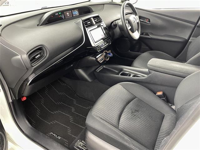 プリウス Ｓ　衝突軽減ブレーキ　車線逸脱警報装置　レーダークルーズコントロール　オートハイビーム　純正ナビ　Ｂｌｕｅｔｏｏｔｈ　ＴＶ　バックカメラ　ＥＴＣ　前後ドライブレコーダー　プッシュスタート　スペアキー（20枚目）