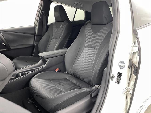 プリウス Ｓ　衝突軽減ブレーキ　車線逸脱警報装置　レーダークルーズコントロール　オートハイビーム　純正ナビ　Ｂｌｕｅｔｏｏｔｈ　ＴＶ　バックカメラ　ＥＴＣ　前後ドライブレコーダー　プッシュスタート　スペアキー（21枚目）