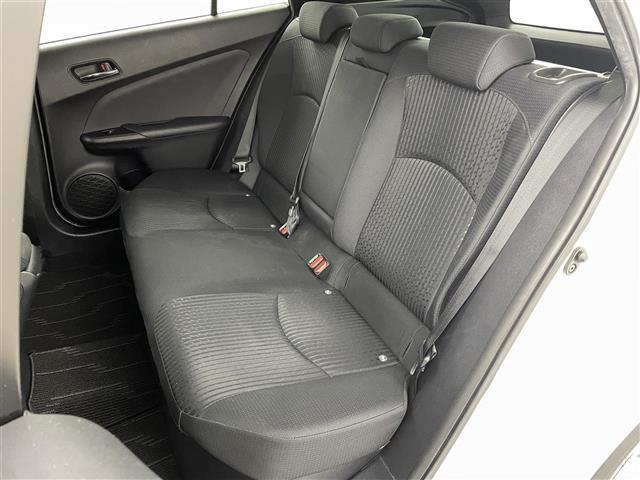 プリウス Ｓ　衝突軽減ブレーキ　車線逸脱警報装置　レーダークルーズコントロール　オートハイビーム　純正ナビ　Ｂｌｕｅｔｏｏｔｈ　ＴＶ　バックカメラ　ＥＴＣ　前後ドライブレコーダー　プッシュスタート　スペアキー（22枚目）