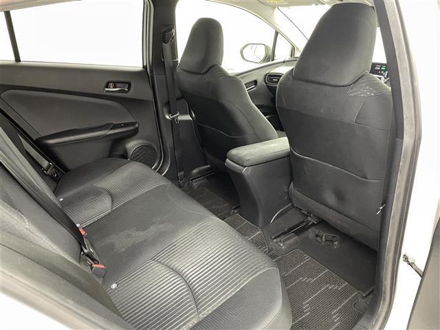 プリウス Ｓ　衝突軽減ブレーキ　車線逸脱警報装置　レーダークルーズコントロール　オートハイビーム　純正ナビ　Ｂｌｕｅｔｏｏｔｈ　ＴＶ　バックカメラ　ＥＴＣ　前後ドライブレコーダー　プッシュスタート　スペアキー（23枚目）