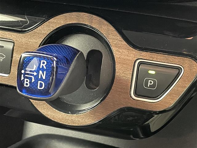 プリウス Ｓ　衝突軽減ブレーキ　車線逸脱警報装置　レーダークルーズコントロール　オートハイビーム　純正ナビ　Ｂｌｕｅｔｏｏｔｈ　ＴＶ　バックカメラ　ＥＴＣ　前後ドライブレコーダー　プッシュスタート　スペアキー（29枚目）