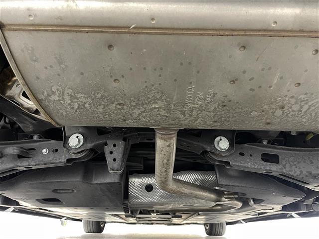 プリウス Ｓ　衝突軽減ブレーキ　車線逸脱警報装置　レーダークルーズコントロール　オートハイビーム　純正ナビ　Ｂｌｕｅｔｏｏｔｈ　ＴＶ　バックカメラ　ＥＴＣ　前後ドライブレコーダー　プッシュスタート　スペアキー（42枚目）