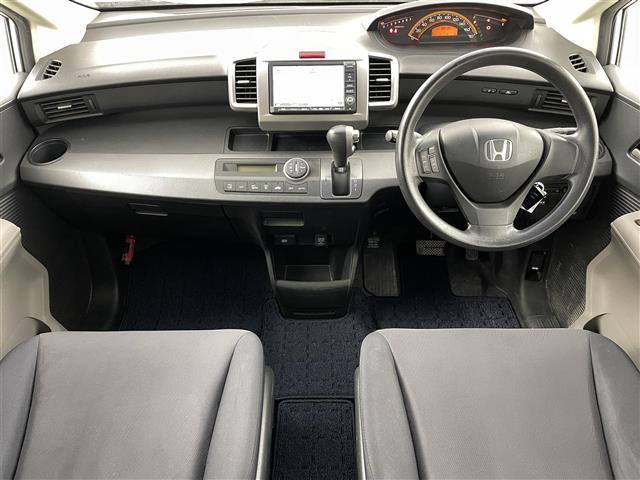 フリード フレックス　エアロ　純正ナビゲーション　フルセグＴＶ　バックカメラ　ＥＴＣ　ステアリングスイッチ　片側パワースライドドア　２列目左福祉仕様シート　リモコンキー　ＨＩＤライト　オートライト　純正フロアマット　ドアバイザー（2枚目）