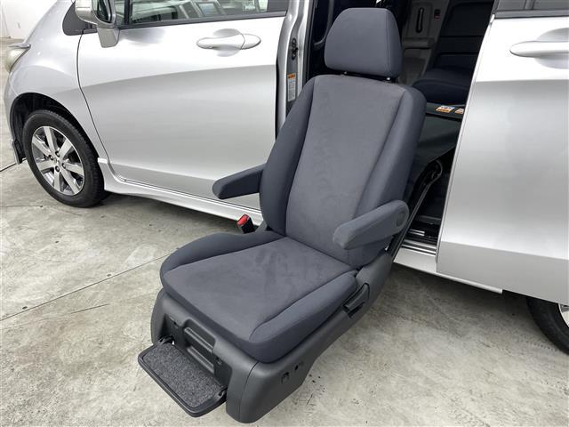 フリード フレックス　エアロ　純正ナビゲーション　フルセグＴＶ　バックカメラ　ＥＴＣ　ステアリングスイッチ　片側パワースライドドア　２列目左福祉仕様シート　リモコンキー　ＨＩＤライト　オートライト　純正フロアマット　ドアバイザー（22枚目）