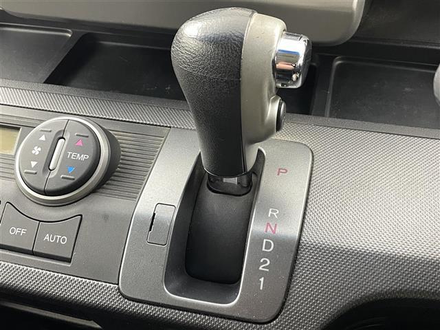 フリード フレックス　エアロ　純正ナビゲーション　フルセグＴＶ　バックカメラ　ＥＴＣ　ステアリングスイッチ　片側パワースライドドア　２列目左福祉仕様シート　リモコンキー　ＨＩＤライト　オートライト　純正フロアマット　ドアバイザー（25枚目）