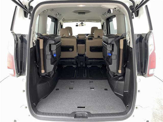 セレナ ハイウェイスター　Ｖセレクション　アルパイン９インチ専用ナビ　アラウンドビューモニター　ハーフレザーシート　エマージェンシーブレーキ　クルーズコントロール　両側パワースライドドア　アイドリングストップ　純正フロアマット（11枚目）