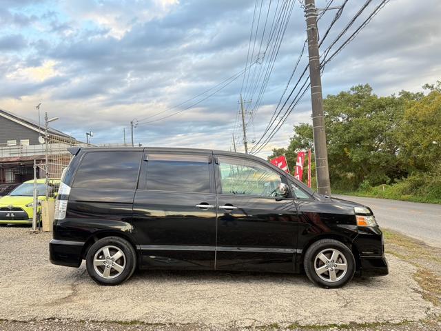 ヴォクシー Ｚ　エアコン　フルフラットシート　ＡＢＳ　キーレス　パワステ　３列シート　ＥＴＣ　ウォークスルー　パワーウィンドー　衝突安全ボディ　運転席エアバッグ　電格ミラー　Ｂカメラ　ＴＶ・ナビ　Ｗエアコン（4枚目）