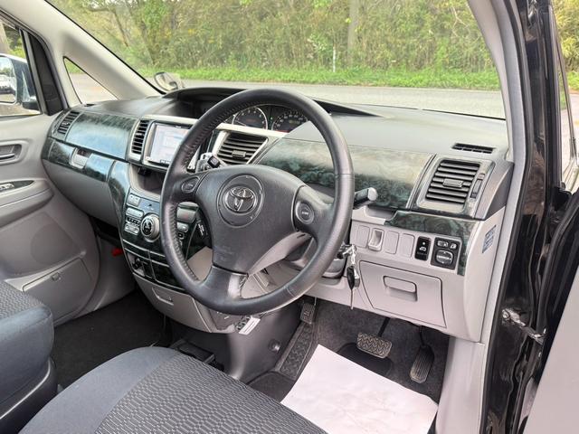 ヴォクシー Ｚ　エアコン　フルフラットシート　ＡＢＳ　キーレス　パワステ　３列シート　ＥＴＣ　ウォークスルー　パワーウィンドー　衝突安全ボディ　運転席エアバッグ　電格ミラー　Ｂカメラ　ＴＶ・ナビ　Ｗエアコン（9枚目）