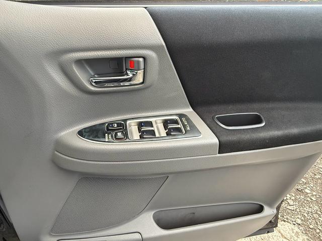 ヴォクシー Ｚ　エアコン　フルフラットシート　ＡＢＳ　キーレス　パワステ　３列シート　ＥＴＣ　ウォークスルー　パワーウィンドー　衝突安全ボディ　運転席エアバッグ　電格ミラー　Ｂカメラ　ＴＶ・ナビ　Ｗエアコン（17枚目）