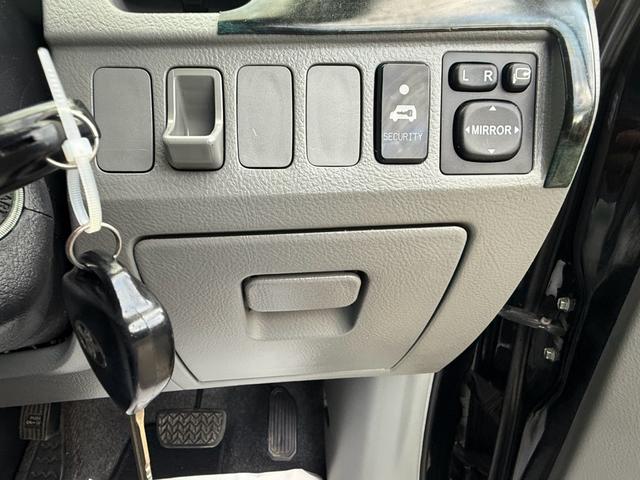 ヴォクシー Ｚ　エアコン　フルフラットシート　ＡＢＳ　キーレス　パワステ　３列シート　ＥＴＣ　ウォークスルー　パワーウィンドー　衝突安全ボディ　運転席エアバッグ　電格ミラー　Ｂカメラ　ＴＶ・ナビ　Ｗエアコン（18枚目）