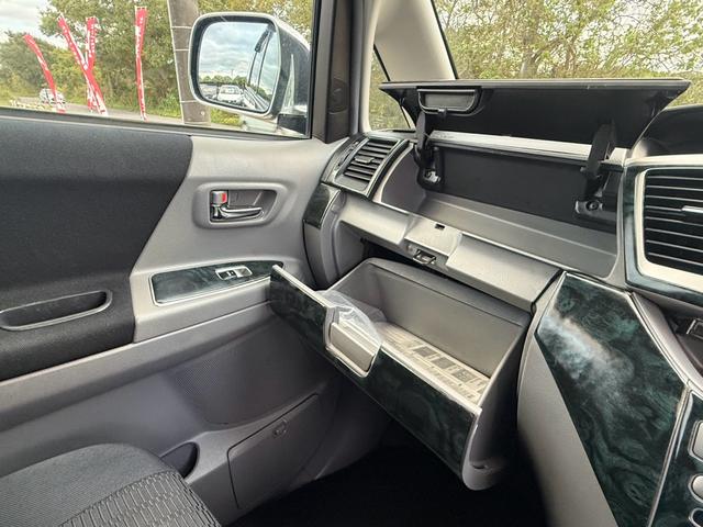 ヴォクシー Ｚ　エアコン　フルフラットシート　ＡＢＳ　キーレス　パワステ　３列シート　ＥＴＣ　ウォークスルー　パワーウィンドー　衝突安全ボディ　運転席エアバッグ　電格ミラー　Ｂカメラ　ＴＶ・ナビ　Ｗエアコン（25枚目）