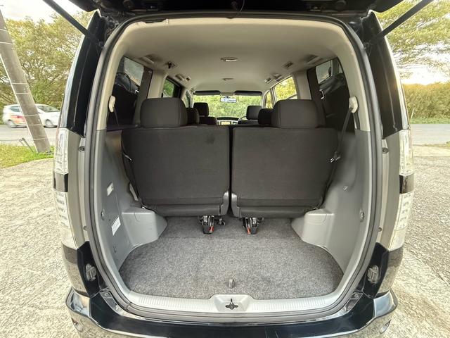 ヴォクシー Ｚ　エアコン　フルフラットシート　ＡＢＳ　キーレス　パワステ　３列シート　ＥＴＣ　ウォークスルー　パワーウィンドー　衝突安全ボディ　運転席エアバッグ　電格ミラー　Ｂカメラ　ＴＶ・ナビ　Ｗエアコン（40枚目）