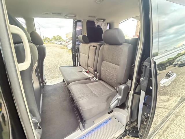 ヴォクシー Ｚ　エアコン　フルフラットシート　ＡＢＳ　キーレス　パワステ　３列シート　ＥＴＣ　ウォークスルー　パワーウィンドー　衝突安全ボディ　運転席エアバッグ　電格ミラー　Ｂカメラ　ＴＶ・ナビ　Ｗエアコン（41枚目）