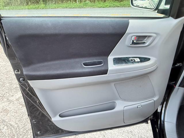 ヴォクシー Ｚ　エアコン　フルフラットシート　ＡＢＳ　キーレス　パワステ　３列シート　ＥＴＣ　ウォークスルー　パワーウィンドー　衝突安全ボディ　運転席エアバッグ　電格ミラー　Ｂカメラ　ＴＶ・ナビ　Ｗエアコン（65枚目）