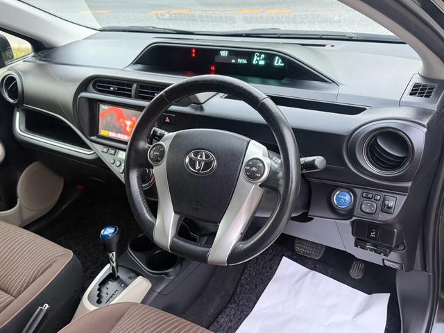 アクア Ｇ　アクア　Ｇモデ？スタエアロ＋ＡＷ　格納ミラー　スマートキー純正ナビ＋テレビ　バックカメラ　プッシュスタート　オートエアコン　デュアルエアバック　ＥＴＣ（9枚目）