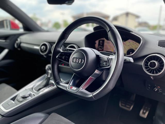 ＴＴクーペ ２．０ＴＦＳＩ　クワトロ　Ｓラインパッケージ　ＬＥＤヘッドライト　ハーフレザーシート　パワーシート　オートライト　アドバンストキー　パーキングエイド　バーチャルコックピット　ナビ　フルセグＴＶ　バックカメラ　ＥＴＣ（4枚目）