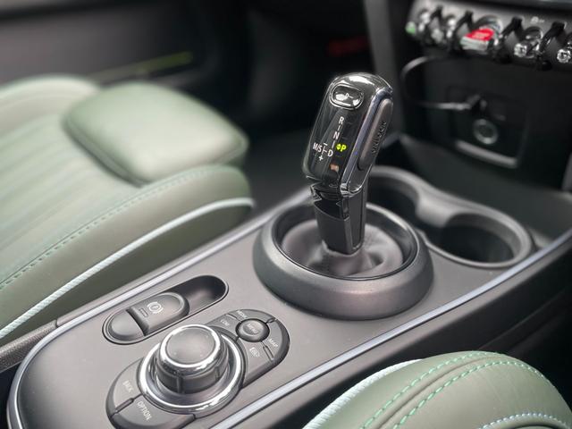 ＭＩＮＩ クーパーＤ　クロスオーバー　アンテイムドエディション　ワンオーナー　社外ＴＶチューナー　社外ＤＶＤプレイヤー　社外後部モニター　レザーシート　パワーシート　シートヒーター　ＡｐｐｌｅＣａｒＰｌａｙ（21枚目）