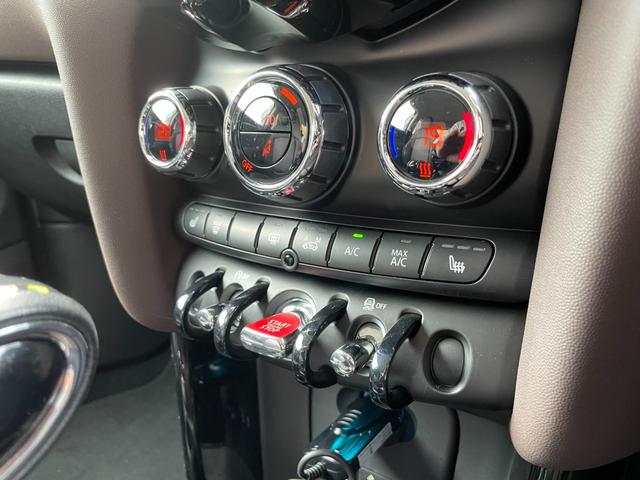 ＭＩＮＩ クーパーＳ　濃茶ハーフレザー　シートヒーター　ナビ　社外地デジチューナー　バックカメラ　オートライト　ＬＥＤヘッドライト　ドライブレコーダー（14枚目）
