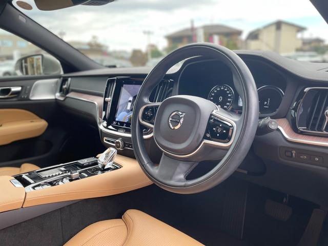 Ｖ６０ リチャージ　ＰＨＶ　Ｔ６　ＡＷＤ　インスクリプション　ワンオーナー　Ｂｏｗｅｒｓ＆Ｗｉｌｋｉｎｓサウンド　サンルーフ　茶革レザーシート　パワーシート　シートヒーター　シートベンチレーター　マッサージシート　ステアリングヒーター　全方位カメラ　ＨＵＤ（5枚目）