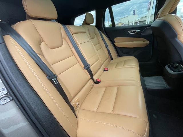 Ｖ６０ リチャージ　ＰＨＶ　Ｔ６　ＡＷＤ　インスクリプション　ワンオーナー　Ｂｏｗｅｒｓ＆Ｗｉｌｋｉｎｓサウンド　サンルーフ　茶革レザーシート　パワーシート　シートヒーター　シートベンチレーター　マッサージシート　ステアリングヒーター　全方位カメラ　ＨＵＤ（7枚目）