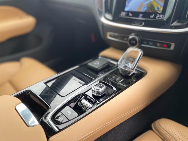 Ｖ６０ リチャージ　ＰＨＶ　Ｔ６　ＡＷＤ　インスクリプション　ワンオーナー　Ｂｏｗｅｒｓ＆Ｗｉｌｋｉｎｓサウンド　サンルーフ　茶革レザーシート　パワーシート　シートヒーター　シートベンチレーター　マッサージシート　ステアリングヒーター　全方位カメラ　ＨＵＤ（20枚目）