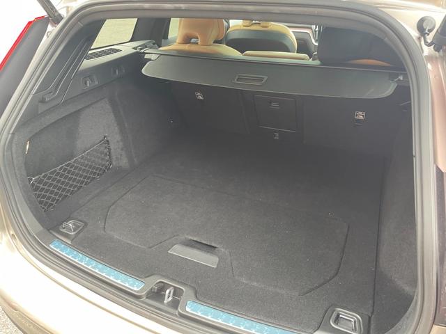 Ｖ６０ リチャージ　ＰＨＶ　Ｔ６　ＡＷＤ　インスクリプション　ワンオーナー　Ｂｏｗｅｒｓ＆Ｗｉｌｋｉｎｓサウンド　サンルーフ　茶革レザーシート　パワーシート　シートヒーター　シートベンチレーター　マッサージシート　ステアリングヒーター　全方位カメラ　ＨＵＤ（23枚目）