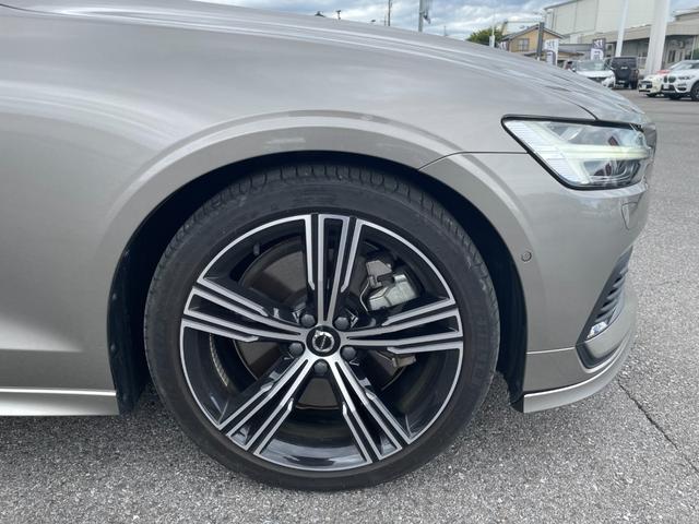 Ｖ６０ リチャージ　ＰＨＶ　Ｔ６　ＡＷＤ　インスクリプション　ワンオーナー　Ｂｏｗｅｒｓ＆Ｗｉｌｋｉｎｓサウンド　サンルーフ　茶革レザーシート　パワーシート　シートヒーター　シートベンチレーター　マッサージシート　ステアリングヒーター　全方位カメラ　ＨＵＤ（32枚目）