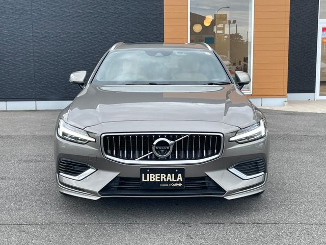 Ｖ６０ リチャージ　ＰＨＶ　Ｔ６　ＡＷＤ　インスクリプション　ワンオーナー　Ｂｏｗｅｒｓ＆Ｗｉｌｋｉｎｓサウンド　サンルーフ　茶革レザーシート　パワーシート　シートヒーター　シートベンチレーター　マッサージシート　ステアリングヒーター　全方位カメラ　ＨＵＤ（33枚目）