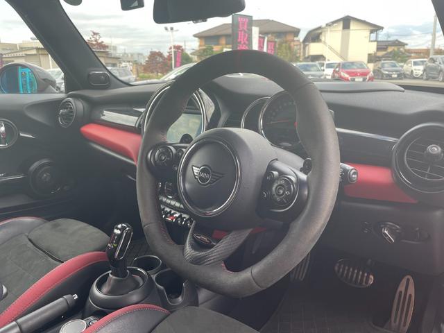 ＭＩＮＩ ジョンクーパーワークス　ヘッドアップディスプレイ　インテリジェントセーフティ　コンフォートアクセス　アンビエントライト　ドライブレコーダー　アクティブクルーズ　ナビ　バックカメラ　ＥＴＣ　ＰＤＣ　ＬＥＤヘッドライト　半皮（4枚目）