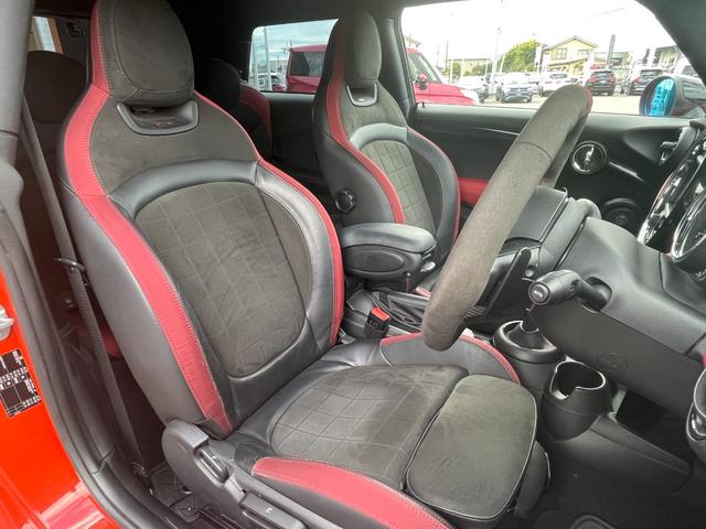 ＭＩＮＩ ジョンクーパーワークス　ヘッドアップディスプレイ　インテリジェントセーフティ　コンフォートアクセス　アンビエントライト　ドライブレコーダー　アクティブクルーズ　ナビ　バックカメラ　ＥＴＣ　ＰＤＣ　ＬＥＤヘッドライト　半皮（5枚目）