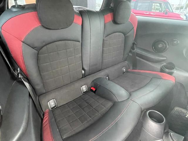 ＭＩＮＩ ジョンクーパーワークス　ヘッドアップディスプレイ　インテリジェントセーフティ　コンフォートアクセス　アンビエントライト　ドライブレコーダー　アクティブクルーズ　ナビ　バックカメラ　ＥＴＣ　ＰＤＣ　ＬＥＤヘッドライト　半皮（6枚目）