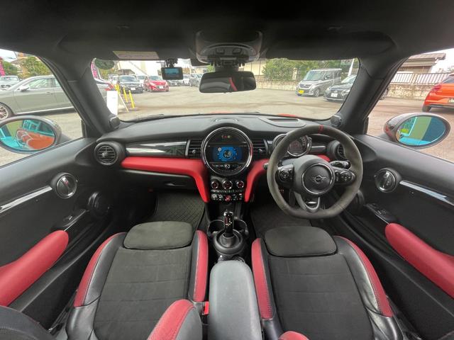 ＭＩＮＩ ジョンクーパーワークス　ヘッドアップディスプレイ　インテリジェントセーフティ　コンフォートアクセス　アンビエントライト　ドライブレコーダー　アクティブクルーズ　ナビ　バックカメラ　ＥＴＣ　ＰＤＣ　ＬＥＤヘッドライト　半皮（7枚目）