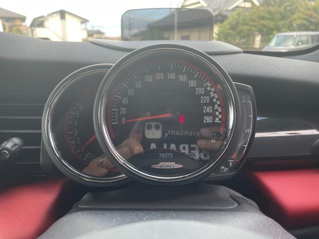 ＭＩＮＩ ジョンクーパーワークス　ヘッドアップディスプレイ　インテリジェントセーフティ　コンフォートアクセス　アンビエントライト　ドライブレコーダー　アクティブクルーズ　ナビ　バックカメラ　ＥＴＣ　ＰＤＣ　ＬＥＤヘッドライト　半皮（10枚目）