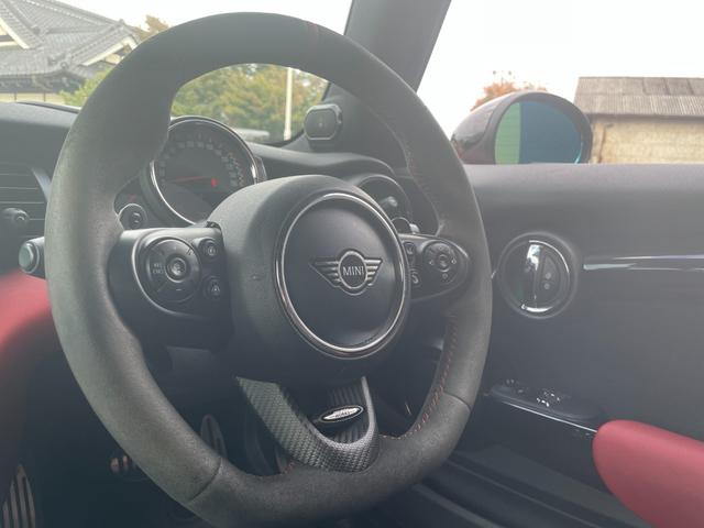 ＭＩＮＩ ジョンクーパーワークス　ヘッドアップディスプレイ　インテリジェントセーフティ　コンフォートアクセス　アンビエントライト　ドライブレコーダー　アクティブクルーズ　ナビ　バックカメラ　ＥＴＣ　ＰＤＣ　ＬＥＤヘッドライト　半皮（11枚目）