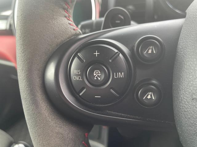 ＭＩＮＩ ジョンクーパーワークス　ヘッドアップディスプレイ　インテリジェントセーフティ　コンフォートアクセス　アンビエントライト　ドライブレコーダー　アクティブクルーズ　ナビ　バックカメラ　ＥＴＣ　ＰＤＣ　ＬＥＤヘッドライト　半皮（12枚目）