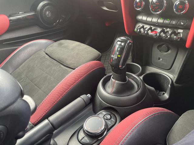 ＭＩＮＩ ジョンクーパーワークス　ヘッドアップディスプレイ　インテリジェントセーフティ　コンフォートアクセス　アンビエントライト　ドライブレコーダー　アクティブクルーズ　ナビ　バックカメラ　ＥＴＣ　ＰＤＣ　ＬＥＤヘッドライト　半皮（17枚目）