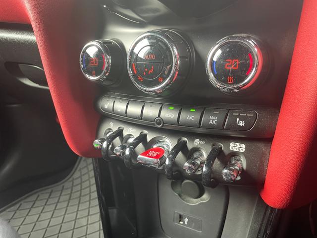 ＭＩＮＩ ジョンクーパーワークス　ヘッドアップディスプレイ　インテリジェントセーフティ　コンフォートアクセス　アンビエントライト　ドライブレコーダー　アクティブクルーズ　ナビ　バックカメラ　ＥＴＣ　ＰＤＣ　ＬＥＤヘッドライト　半皮（18枚目）