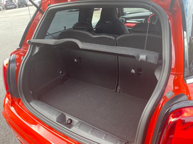 ＭＩＮＩ ジョンクーパーワークス　ヘッドアップディスプレイ　インテリジェントセーフティ　コンフォートアクセス　アンビエントライト　ドライブレコーダー　アクティブクルーズ　ナビ　バックカメラ　ＥＴＣ　ＰＤＣ　ＬＥＤヘッドライト　半皮（22枚目）