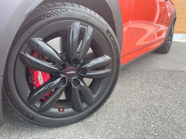 ＭＩＮＩ ジョンクーパーワークス　ヘッドアップディスプレイ　インテリジェントセーフティ　コンフォートアクセス　アンビエントライト　ドライブレコーダー　アクティブクルーズ　ナビ　バックカメラ　ＥＴＣ　ＰＤＣ　ＬＥＤヘッドライト　半皮（24枚目）